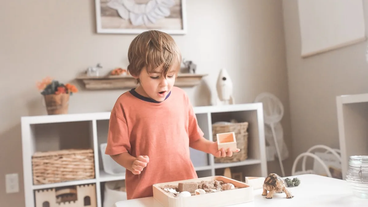 Montessori à la maison : ce qui change vraiment, et ce qui n'est que du mobilier